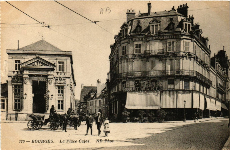 Carte postale ancienne Bourges - La Place Cujas à Bourges