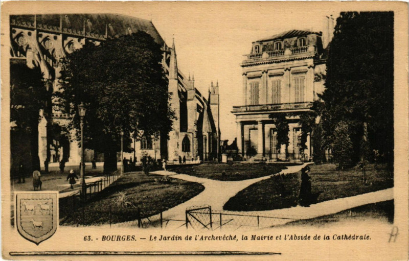 Carte postale ancienne Bourges - Le Jardin de l'Archeveche - La Mairie à Bourges