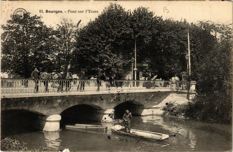 Carte postale ancienne Bourges - Pont sur l'Yevre à Bourges
