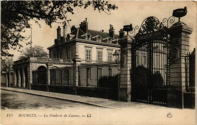 Carte postale ancienne Bourges - La Fonderie de Canons à Bourges