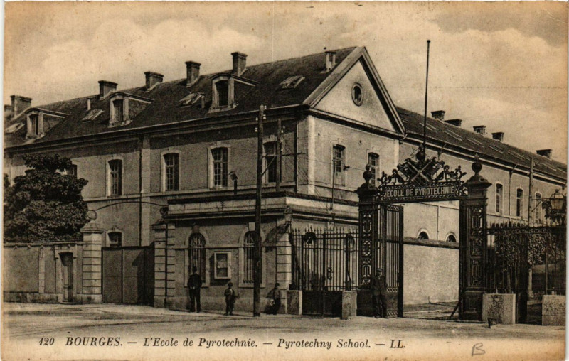 Carte postale ancienne Bourges - L'Ecole de Pyrotechnie à Bourges