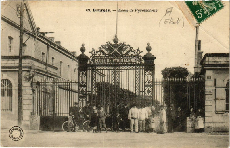 Carte postale ancienne Bourges - Ecole de Pyrotechnie à Bourges