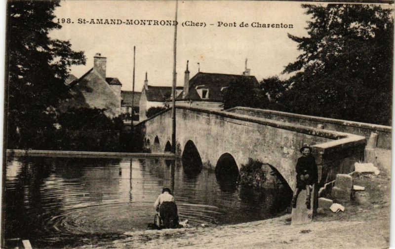 Carte postale ancienne Saint-Amand-Montrond Pont de Charenton à Saint-Amand-Montrond