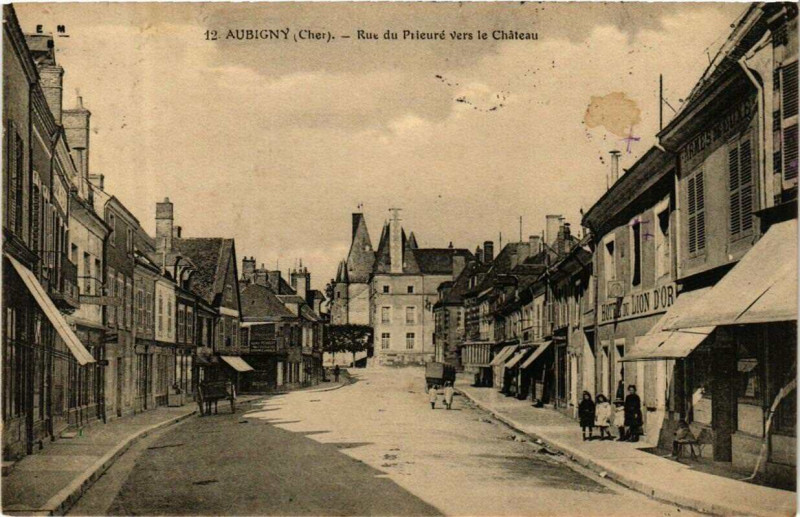Carte postale ancienne Aubigny Rue du Prieure vers le Chateau