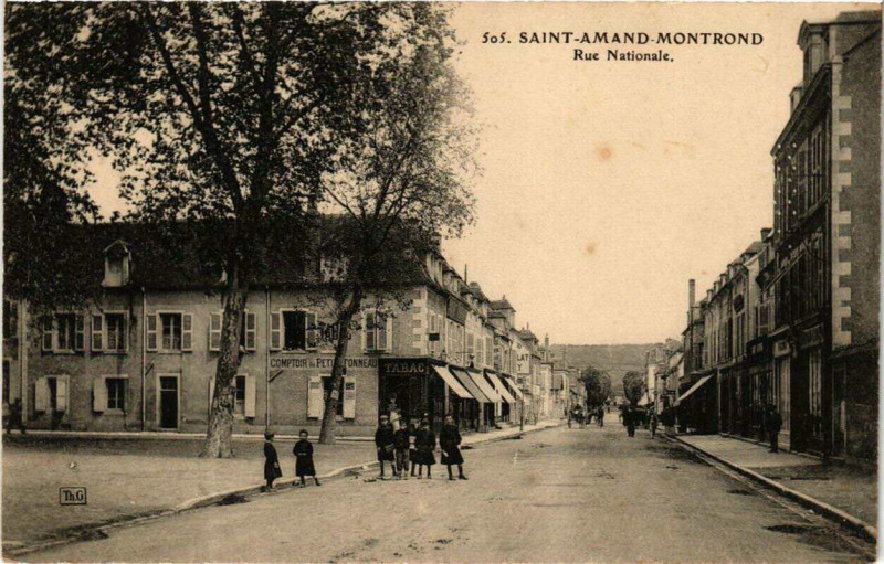 Carte postale ancienne Saint-Amand-Montrond Rue Nationale à Saint-Amand-Montrond