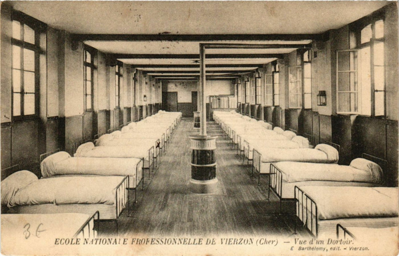 Carte postale ancienne Vierzon - Ecole Nationale Professionnelle - Vue d'un Dortoir à Vierzon