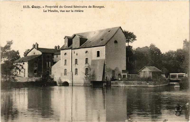 Carte postale ancienne Ouzy - Propriété du Grand Séminaire de Bourges - Le Moulin à Bourges