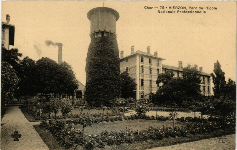Carte postale ancienne Vierzon - Parc de l'Ecole Nationale Professionnelle à Vierzon