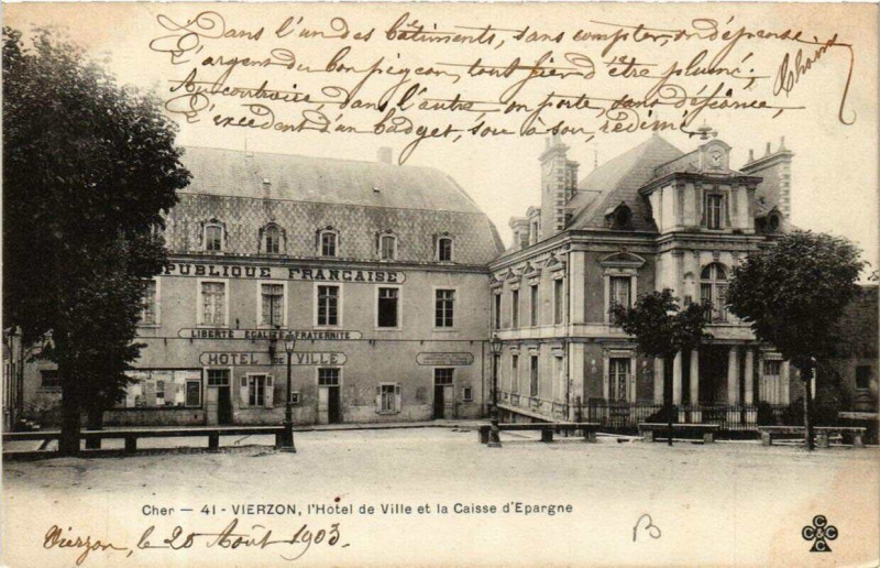 Carte postale ancienne Vierzon l'Hotel de Ville et la Caisse d'Epargne à Vierzon