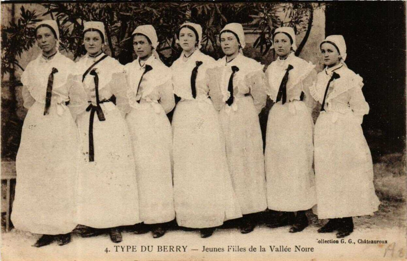 Carte postale ancienne Type du Berry Jeunes Filles de la Vallée Noire