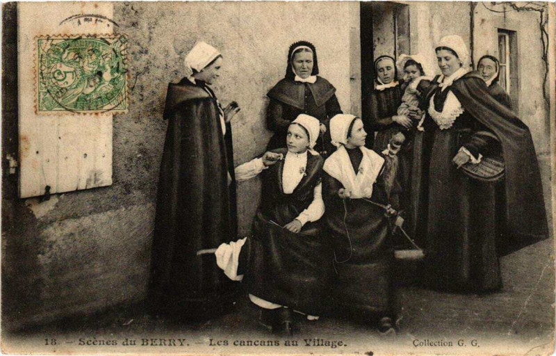 Carte postale ancienne Scenes du Berry Les cancans au Village