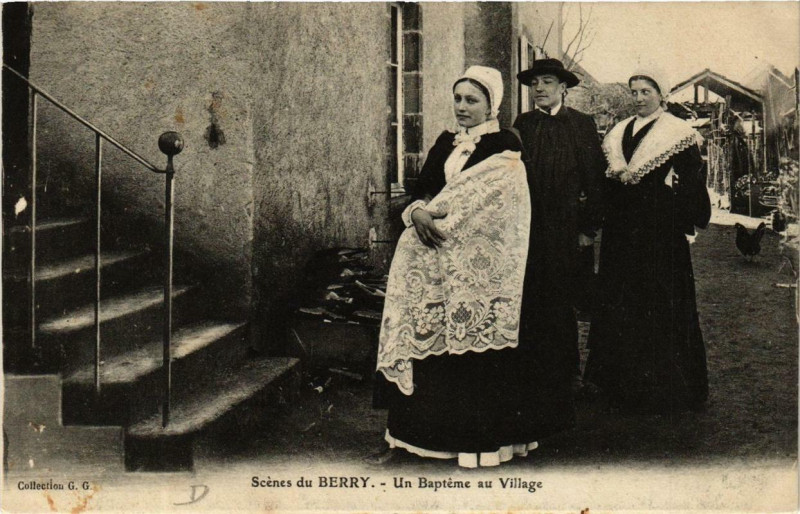 Carte postale ancienne Scenes du Berry Un Bapteme au Village