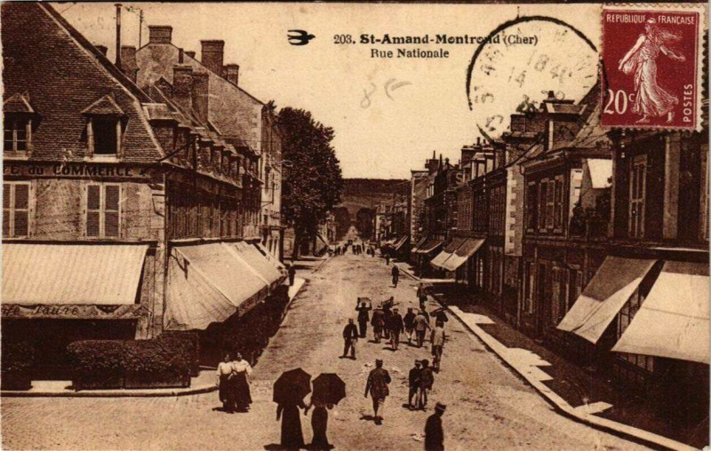 Carte postale ancienne Saint-Amand-Montrond Rue Nationale à Saint-Amand-Montrond