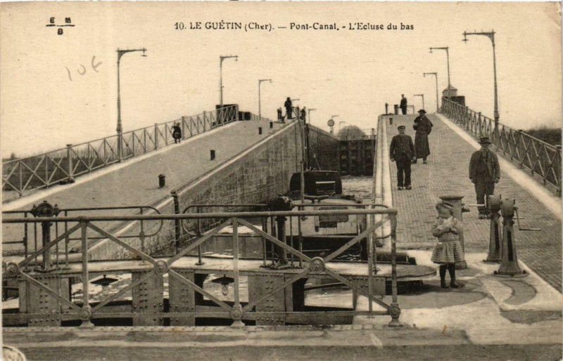 Carte postale ancienne Le Guetin Pont-Canal - L'Ecluse du bas