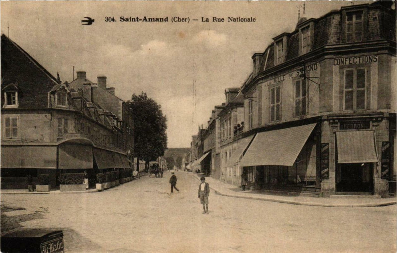 Carte postale ancienne Saint-Amand La Rue Nationale
