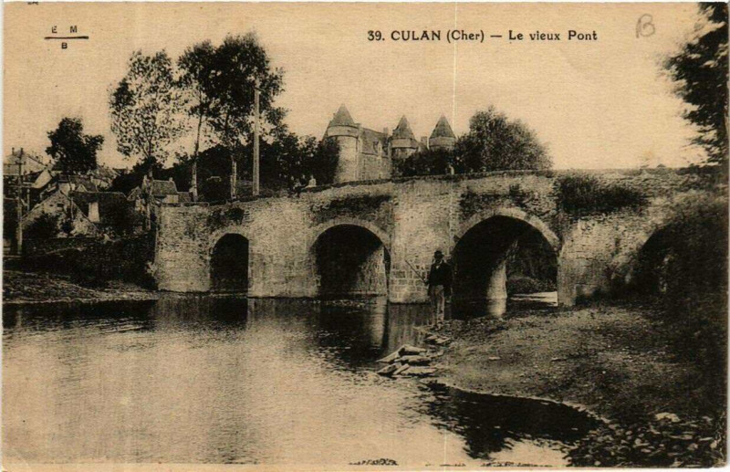 Carte postale ancienne Culan Le vieux Pont à Culan