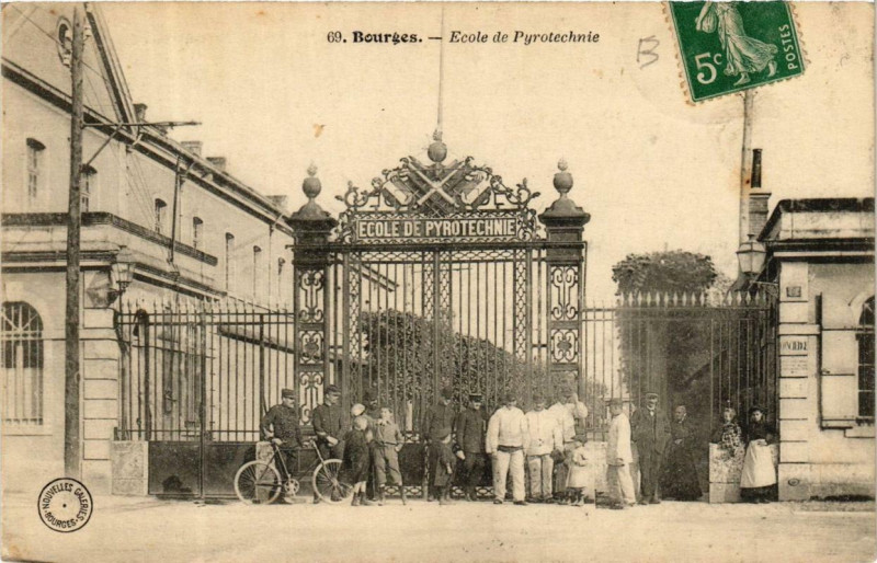 Carte postale ancienne Bourges Ecole de Pyrotechnie à Bourges