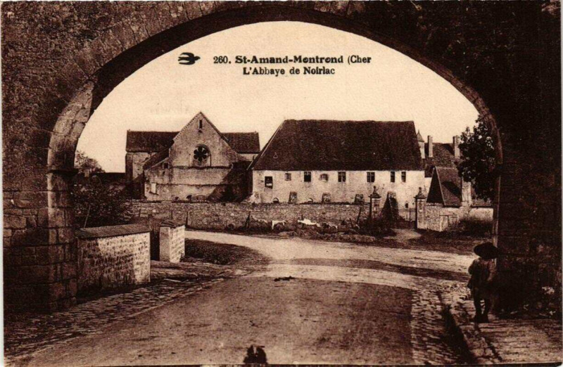Carte postale ancienne Saint-Amand-Montrond L'Abbaye de Noirlac à Saint-Amand-Montrond