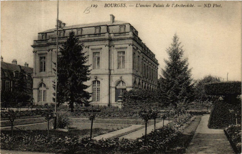 Carte postale ancienne Bourges L'ancien Palais de l'Archeveche à Bourges