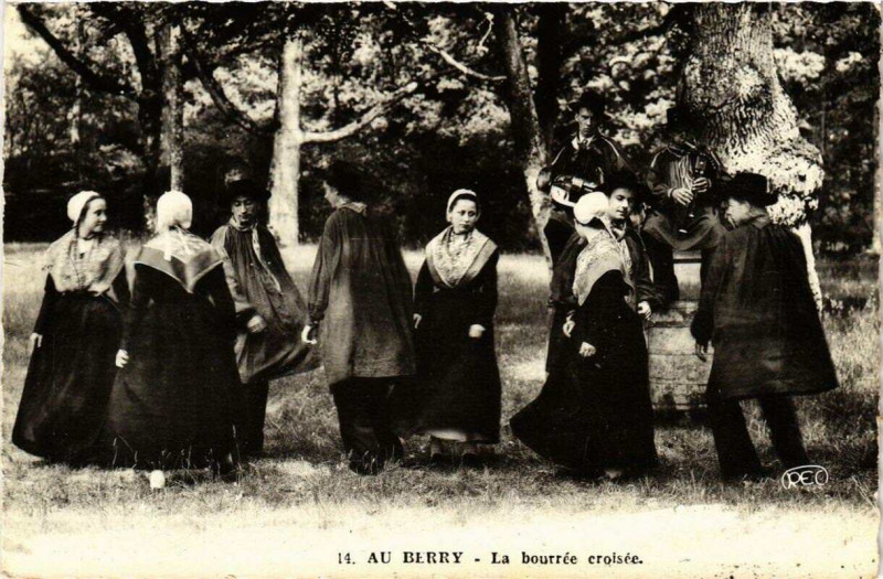 Carte postale ancienne Au Berry La bourrée croisée