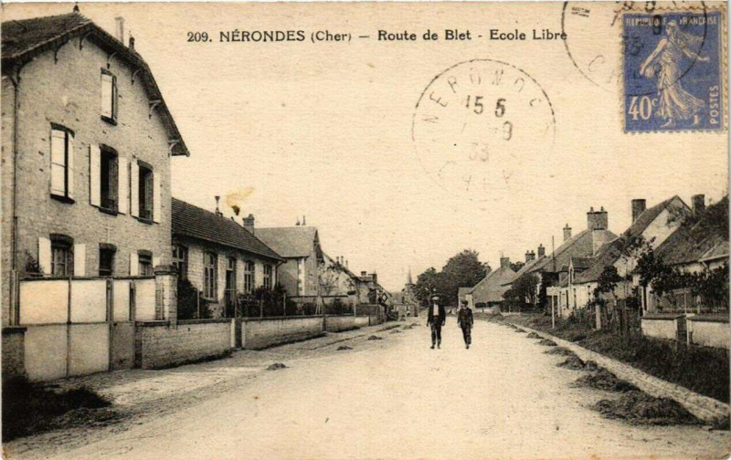 Carte postale ancienne Nerondes Route de Blet - Ecole Libre à Nérondes