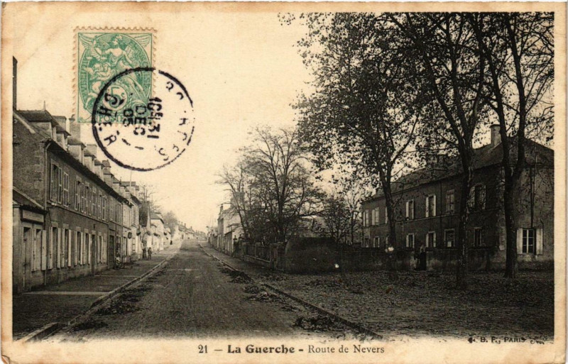 Carte postale ancienne La Guerche Route de Nevers