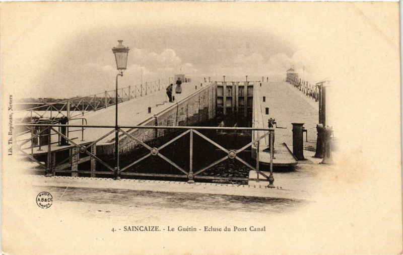 Carte postale ancienne Saincaize Le Guetin - Ecluse du Pont Canal