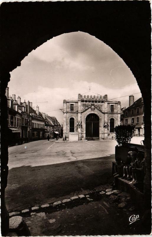 Carte postale ancienne Sancerre Place de la Halle à Sancerre
