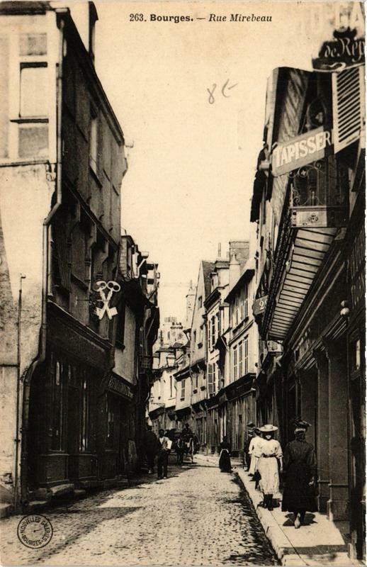 Carte postale ancienne Bourges Rue Mirebeau à Bourges