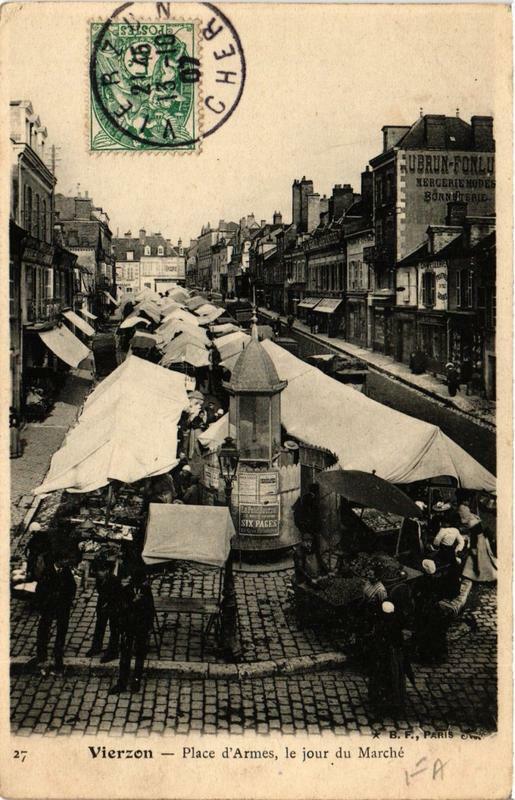 Carte postale ancienne Vierzon Place d'Armes, le jour du Marche à Vierzon