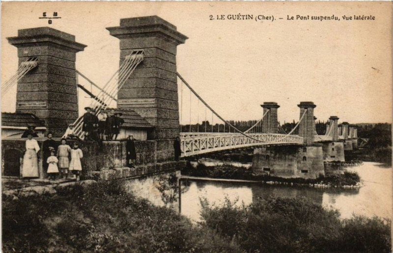 Carte postale ancienne Le Guetin Le Pont suspendu, vue laterale