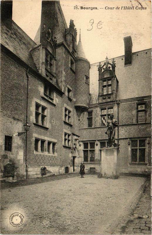 Carte postale ancienne Bourges Cour de l'Hotel Cujas à Bourges