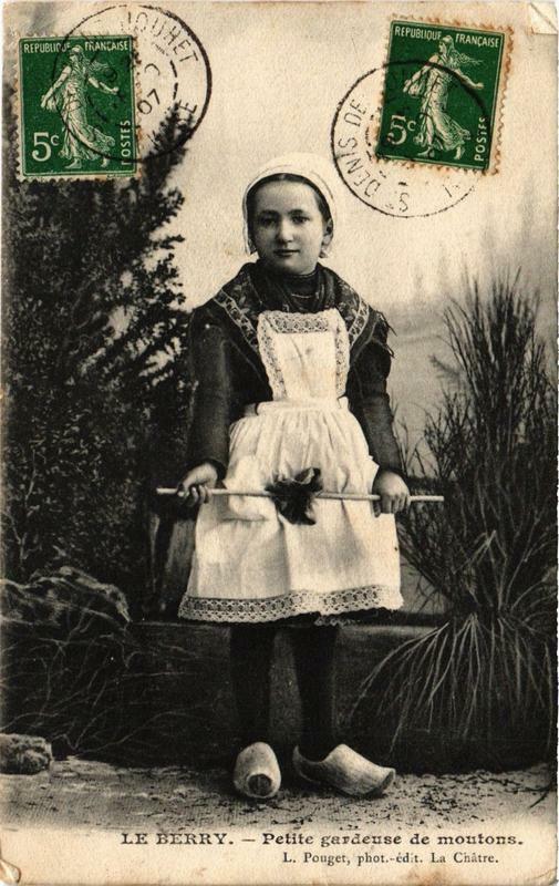 Carte postale ancienne Le Berry Petite gardeuse de moutons