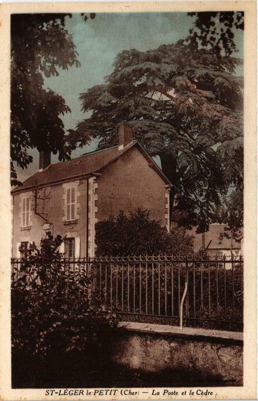 Carte postale ancienne Saint-Leger le Petit La Poste et le Cedre