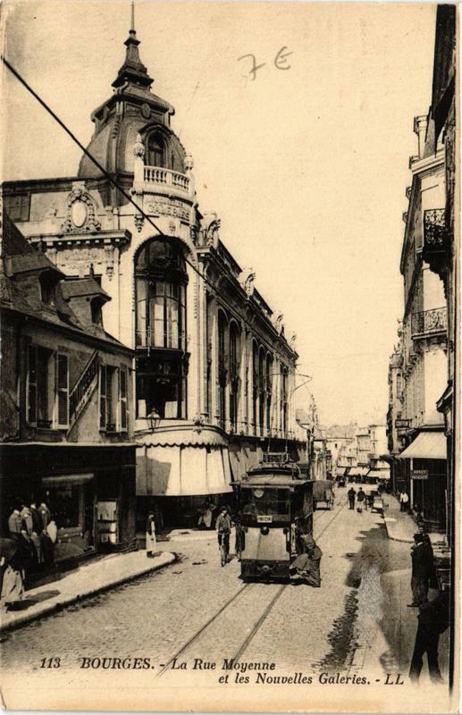Carte postale ancienne Bourges La Rue Moyenne et les Nouvelles Galeries à Bourges