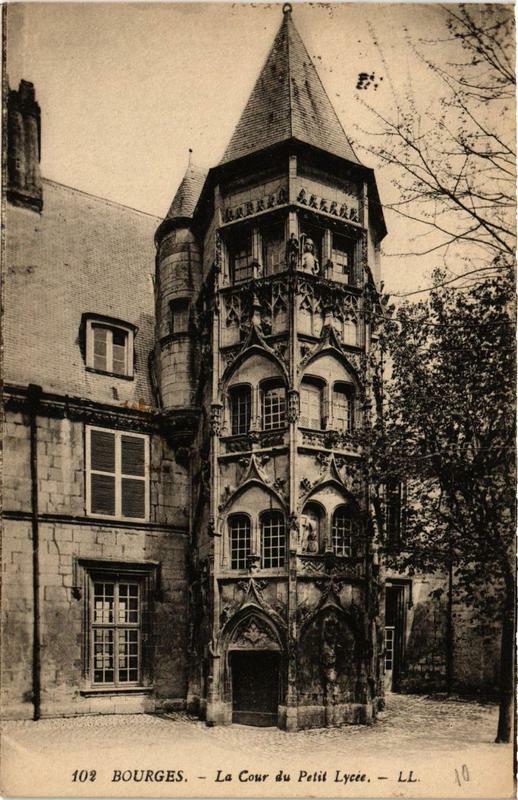 Carte postale ancienne Bourges La Cour du Petit Lycée à Bourges