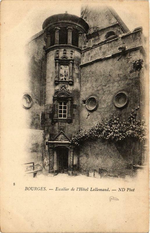 Carte postale ancienne Bourges Escalier de L'Hotel Lallemand à Bourges