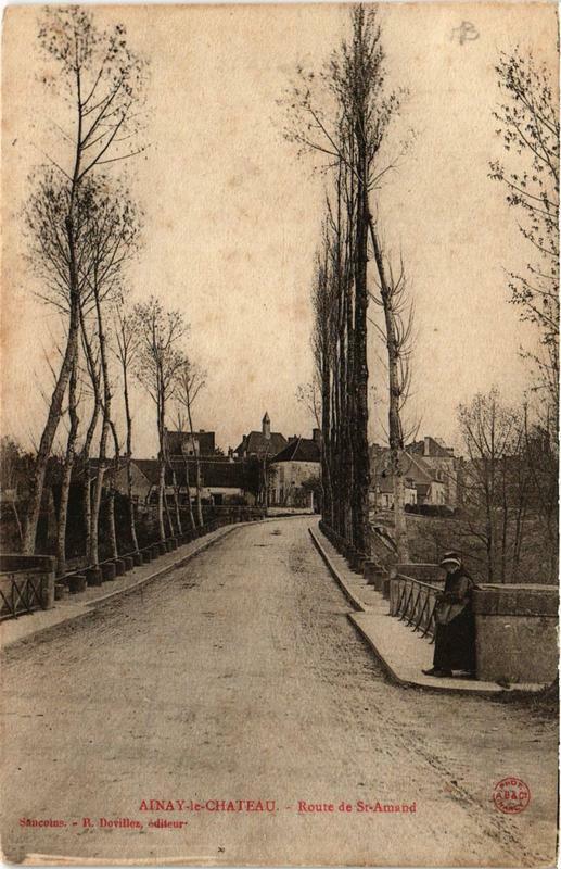 Carte postale ancienne Ainay-le-Chateau Route de Saint-Amand