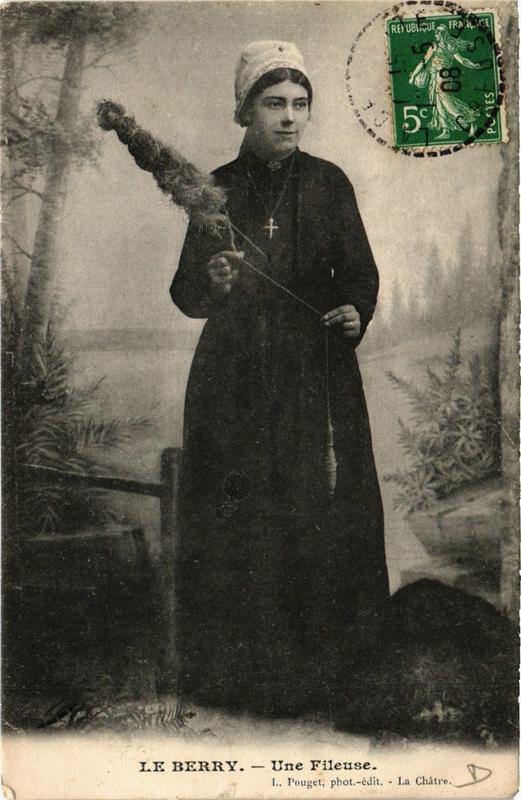 Carte postale ancienne Le Berry Une Fileuse