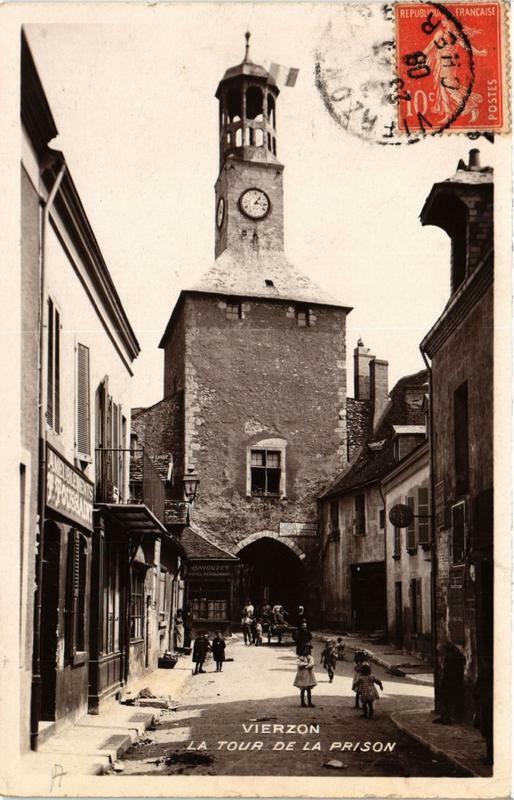 Carte postale ancienne Vierzon La Tour de la Prison à Vierzon