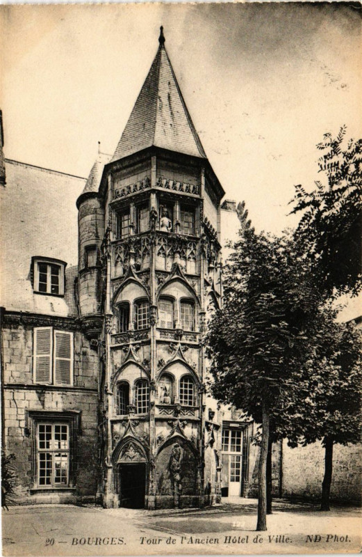 Carte postale ancienne Bourges - Tour de l'Ancien Hotel de Ville à Bourges