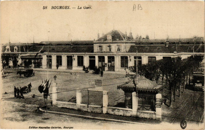 Carte postale ancienne Bourges - La Gare à Bourges