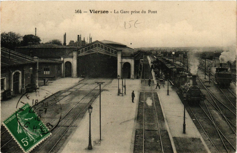 Carte postale ancienne Vierzon - La Gare prise du Pont à Vierzon