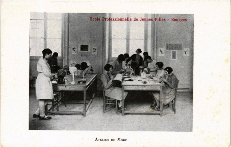 Carte postale ancienne Atelier de Mode