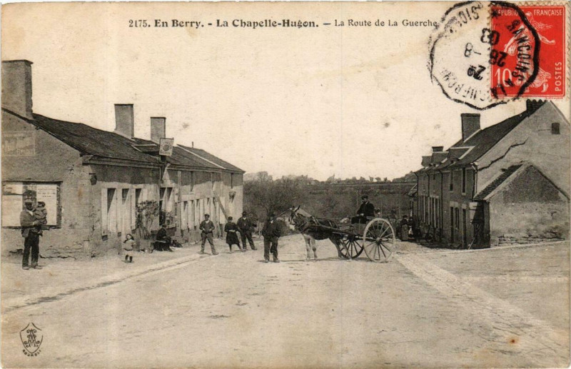 Carte postale ancienne En Berry La Chapelle-Hugon La Route de la Guerche à La Chapelle-Hugon