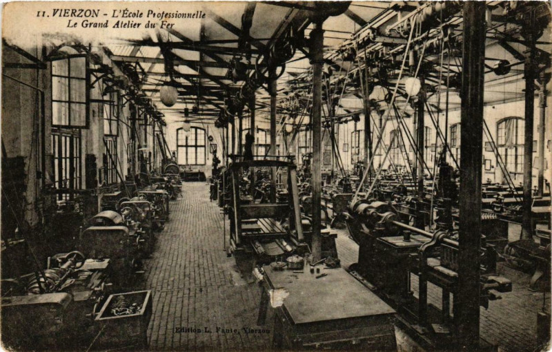Carte postale ancienne Vierzon L'Ecole Professionnelle Le Grand Atelier du Fer à Vierzon