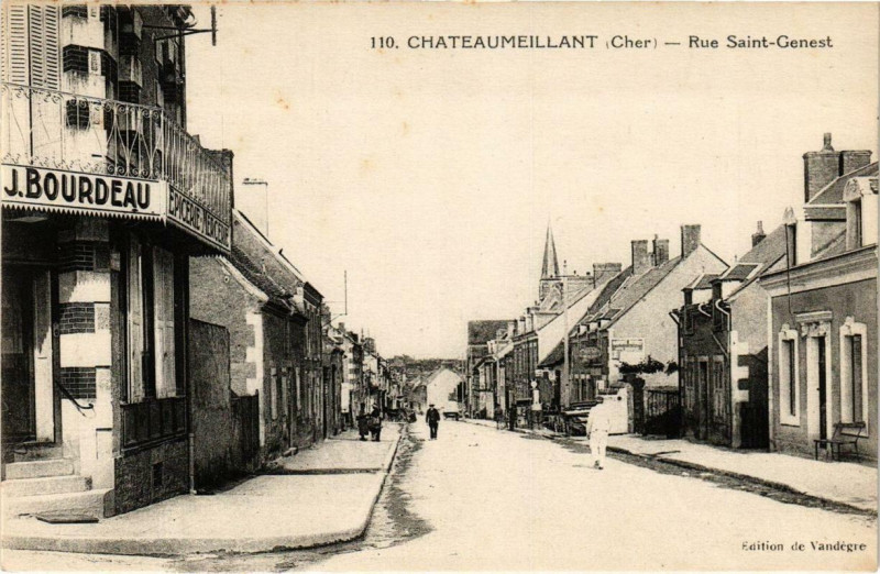 Carte postale ancienne Chateaumeillant Rue Saint-Genest à Châteaumeillant