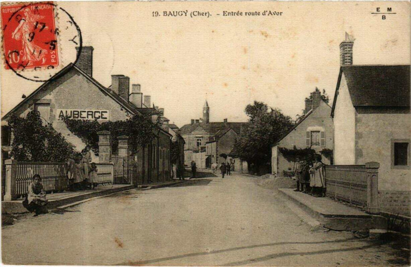Carte postale ancienne Baugy Entrée route d'Avor à Baugy