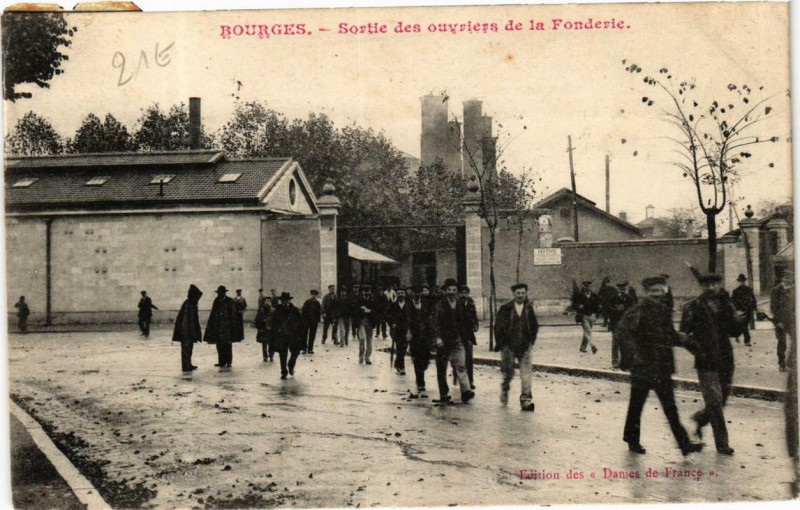 Carte postale ancienne Bourges Sortie des ouvriers de la Fonderie à Bourges
