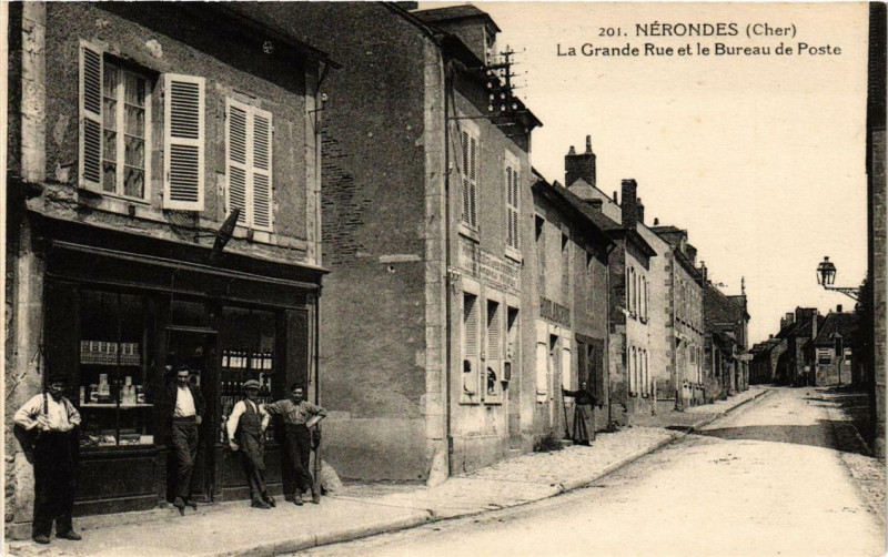 Carte postale ancienne Nerondes La Grande Rue et le Bureau de Poste à Nérondes